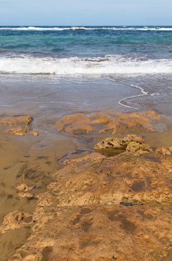 Las Canteras plajı, Las Palmas de Gran Canaria 'daki ana kasaba plajı, kış fırtınaları ve mevsimsel akıntılar Cicer, Pena de la Vieja ve Playa Chica sahillerindeki kumların bir kısmını kaldırdı.