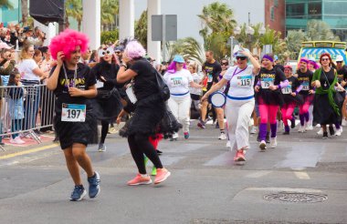 Las Palmas de Gran Canaria, İspanya - Mart 01 2026: Viudas a la carrera adlı kostüm yarışı, Kaçan Dullar. Aynı gece daha sonra yakılacak olan karnavalın sonunun simgesi olan Sardalya 'nın yasını tutacaklar.