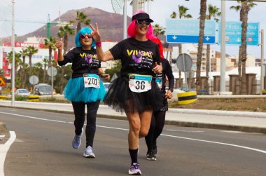 Las Palmas de Gran Canaria, İspanya - Mart 01 2026: Viudas a la carrera adlı kostüm yarışı, Kaçan Dullar. Aynı gece daha sonra yakılacak olan karnavalın sonunun simgesi olan Sardalya 'nın yasını tutacaklar.