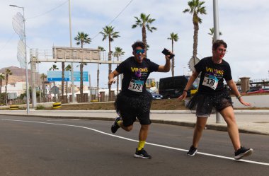 Las Palmas de Gran Canaria, İspanya - Mart 01 2026: Viudas a la carrera adlı kostüm yarışı, Kaçan Dullar. Aynı gece daha sonra yakılacak olan karnavalın sonunun simgesi olan Sardalya 'nın yasını tutacaklar.