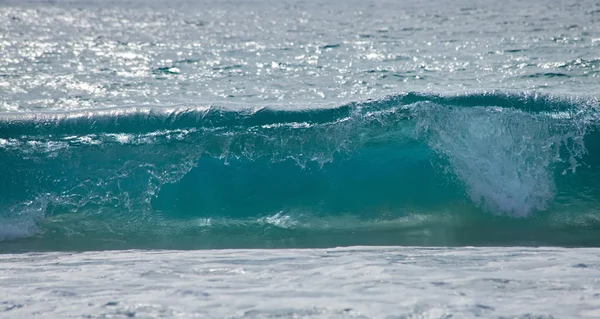 Rompiendo olas oceánicas —  Fotos de Stock