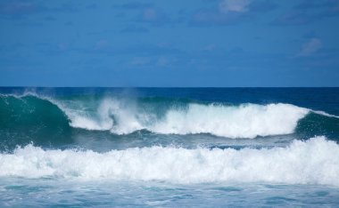 Okyanus dalgaları breaking