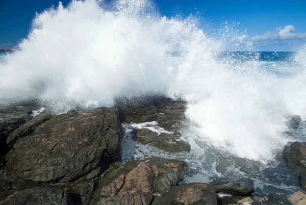 Flying foam by the shore — Stock Photo, Image