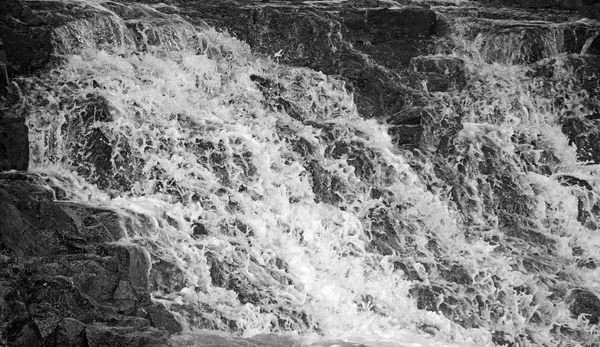 Wasserfall Hintergrund in schwarz und weiß — Stockfoto