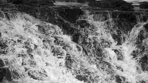 Fond de cascade en noir et blanc — Photo