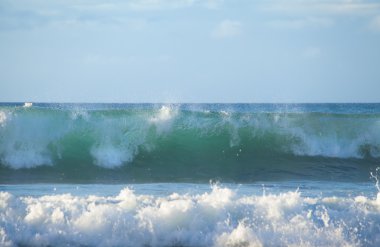 Okyanus dalgaları breaking