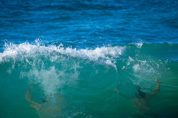 Разбивая океанские волны
