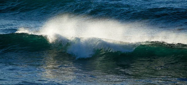 Разбивая океанские волны — стоковое фото