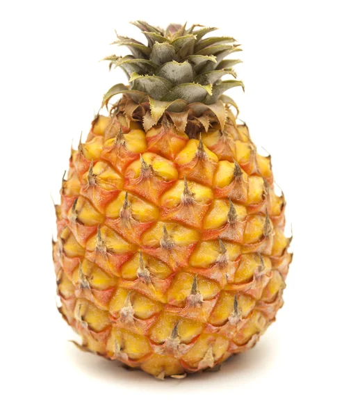 Beyaz arka plan üzerinde izole küçük kırmızı ve sarı ananas