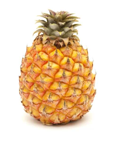 Beyaz arka plan üzerinde izole küçük kırmızı ve sarı ananas