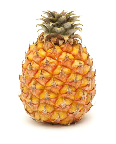 Beyaz arka plan üzerinde izole küçük kırmızı ve sarı ananas