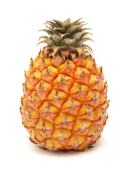 Beyaz arka plan üzerinde izole küçük kırmızı ve sarı ananas