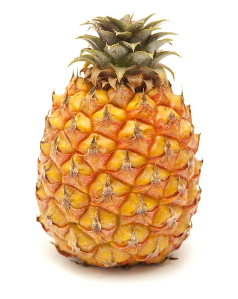 Beyaz arka plan üzerinde izole küçük kırmızı ve sarı ananas