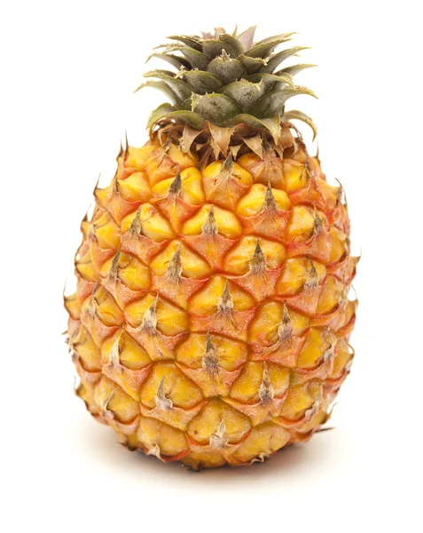 Beyaz arka plan üzerinde izole küçük kırmızı ve sarı ananas