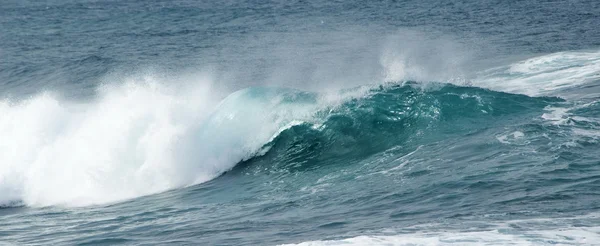 Okyanus dalgaları breaking