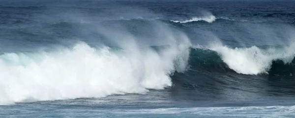 Breaking ocean waves — Stock Photo, Image