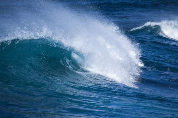 Rompere le onde sfondo naturale — Foto Stock