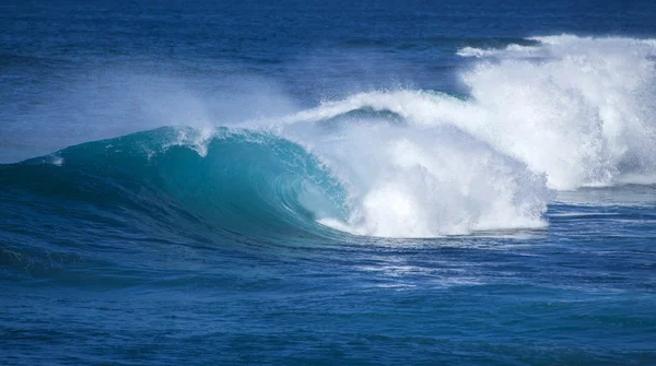 Rompiendo olas fondo natural — Foto de Stock