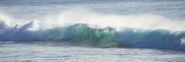 Poderosas olas rompiendo — Foto de Stock