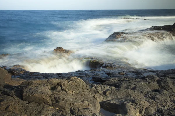 Okyanus su sualtı mağara açıklıklar atılıyor — Stok fotoğraf