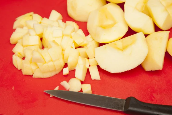 Couper des pommes pour gâteau — Photo