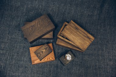 gorizontal fotoğraf farklı boyutta farklı renklerde koyu boya ile kaplı ahşap kutuları