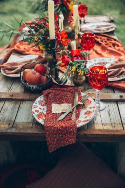 Candels ve çiçekler. Boho dekor tablo. Güzel Sanatlar tarzında yapılmış fotoğraf. Film fotoğraf gibi stilize