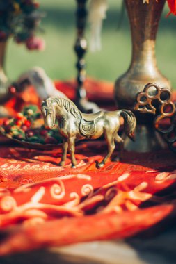 Candels ve kırmızı çiçekler. Boho dekor tablo. Güzel Sanatlar tarzında yapılmış fotoğraf. Film fotoğraf gibi stilize