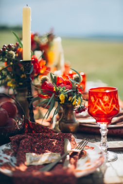 Candels ve çiçekler. Boho dekor tablo. Güzel Sanatlar tarzında yapılmış fotoğraf. Film fotoğraf gibi stilize