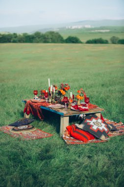 Candels ve çiçekler. Boho dekor tablo. Güzel Sanatlar tarzında yapılmış fotoğraf. Film fotoğraf gibi stilize