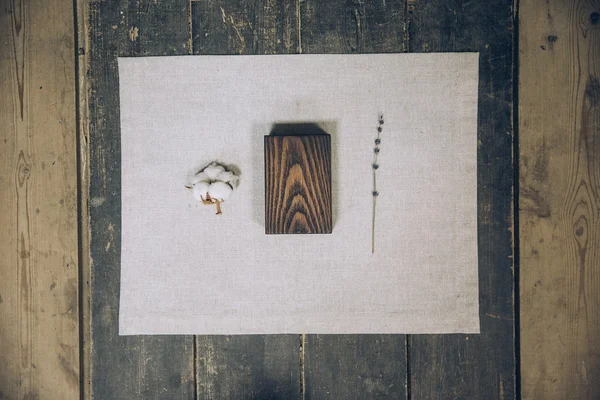 Pamuk ve lavanta çiçeği ile pamuk tekstil kumaşlar üzerinde yatan güzel şık ahşap kutu — Stok fotoğraf