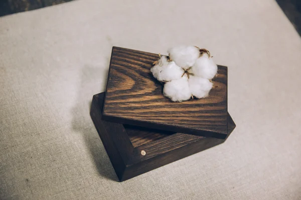 Pamuk çiçek li pamuk kumaşlar üzerinde yatan güzel şık ahşap kutu — Stok fotoğraf