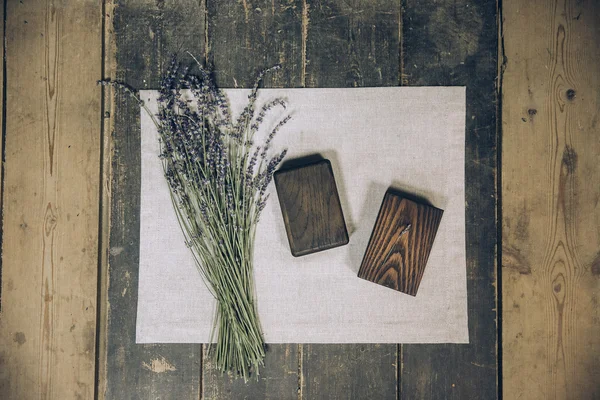 Красивые стильные деревянные коробки, лежащие на тканях из хлопка — стоковое фото