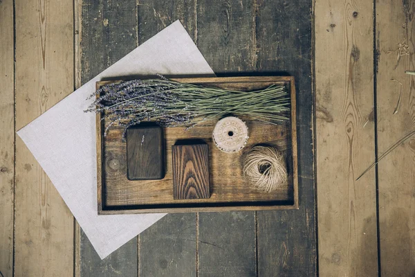 Красивые стильные деревянные коробки, лежащие на тканях из хлопка на деревянном подносе — стоковое фото