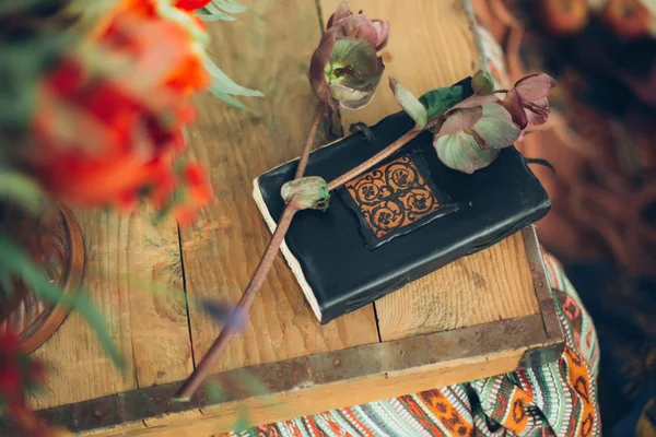 Güzel etnik boho defter defter yalanlar üzerine bir ahşap arka plan çiçekler göğsünden — Stok fotoğraf