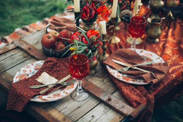 Świece i kwiaty. Boho stylu tabeli. Fotografia wykonana w stylu sztuki. Stylizowane jak film fotografia — Zdjęcie stockowe