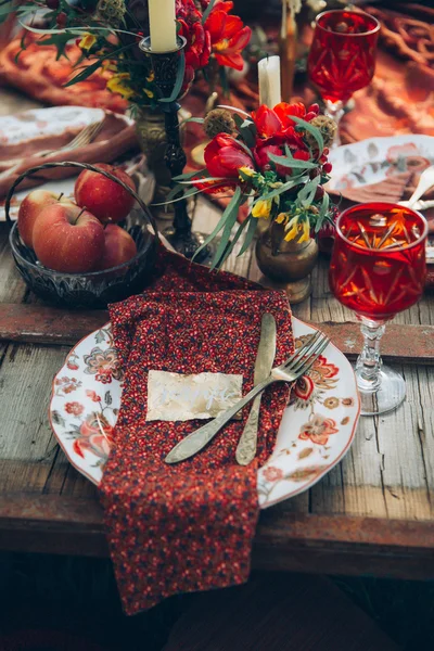 Candels ve çiçekler. Boho dekor tablo. Güzel Sanatlar tarzında yapılmış fotoğraf. Film fotoğraf gibi stilize