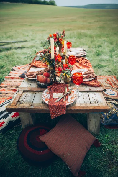 Świece i kwiaty. Boho stylu tabeli. Fotografia wykonana w stylu sztuki. Stylizowane jak film fotografia — Zdjęcie stockowe