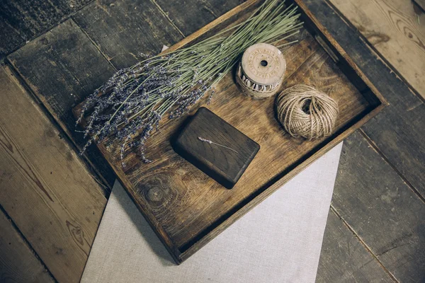 Krásný stylový dřevěný box na textilie z bavlny na dřevěný tác Stock Snímky
