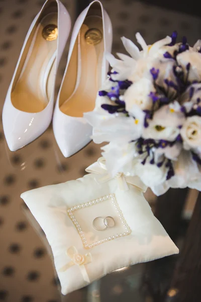 Кольца, свадьба, бутоньерка, букет, обувь — стоковое фото