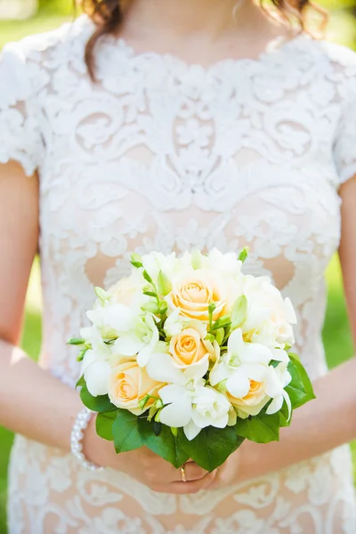 Букет, невеста, жених, платье, фотография, цветы, свадьба — стоковое фото
