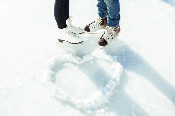 Neige, hiver, froid, coeur, amour, pied, patins — Photo