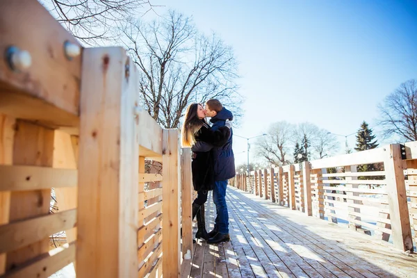 Pareja, chica, chico, beso, invierno, calle, Parque, frío, amor — Foto de Stock