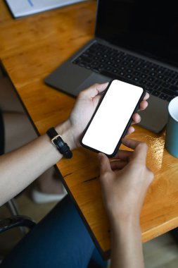 İş yerinde otururken akıllı telefon kullanan bir kadının görüntüsünü kapat. Metin reklamı için boş ekran.