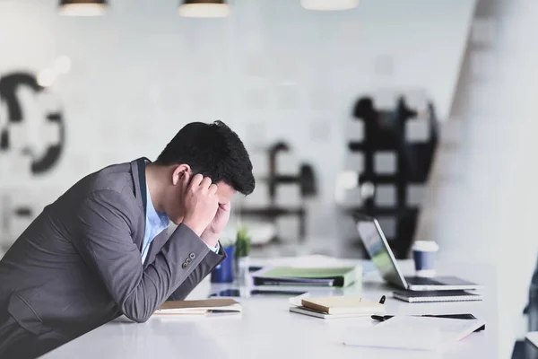 Frustrierter Geschäftsmann Fühlt Sich Büro Gestresst Und Verärgert — Stockfoto