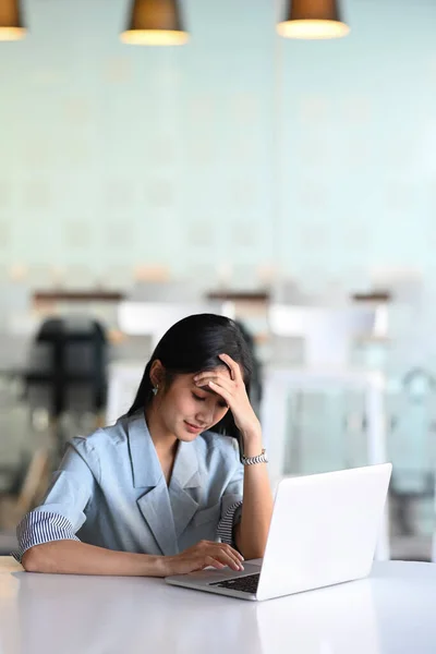 Porträt Einer Frustrierten Geschäftsfrau Die Unter Stress Arbeitsplatz Leidet — Stockfoto