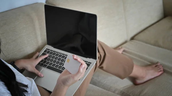 Närbild Ung Avkopplande Vacker Kvinna Sitter Soffan Samtidigt Skriva Tangentbordet — Stockfoto