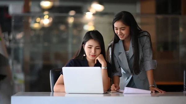 Twee Zakenvrouw Met Behulp Van Laptop Computer Zoek Naar Zakelijke — Stockfoto