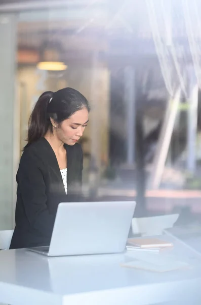 Visto Través Del Vidrio Oficina Con Mujer Negocios Que Trabaja — Foto de Stock