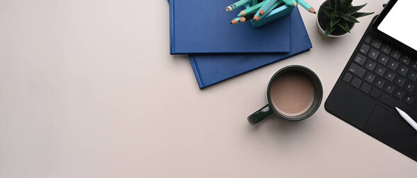 Вид сверху на цифровую тарелку, чашку кофе, канцелярские принадлежности и блокнот на бежевом кремовом столе. Копирование пространства.